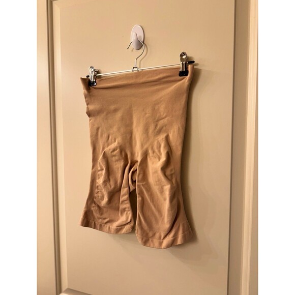 Skims Seamless Sculpt Mid Thigh Short Size 2X/3X
Ochre - Picture 5 of 10